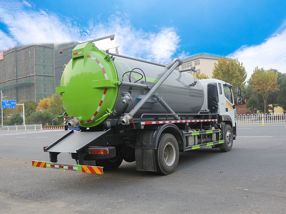 CLT5183GXWBJ6型吸污車